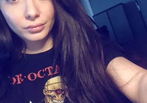 Milf Charlee کانال سوپر در تلگرام تعقیب می کند دختران پا در حالی که Hubby Fucks دختر