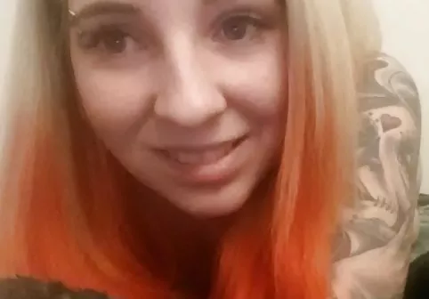 Nerd گروه سکصی Beauty با عینک سوار کردن دیک مانند یک جوکی