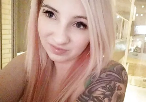 PETIT ، PALE ، PRETTY ، گروهفیلمسکسی بی نقص